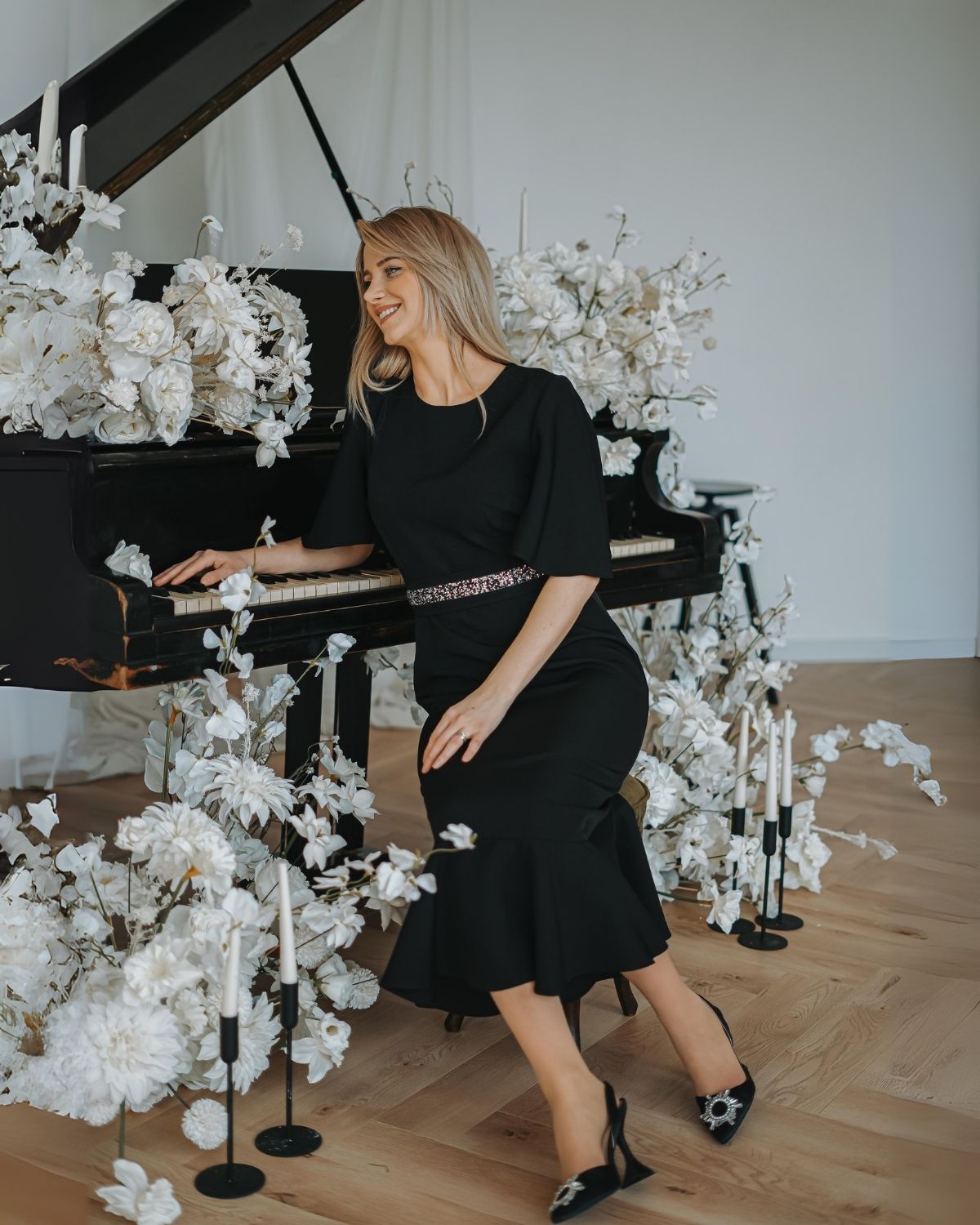Rochie Karina din Barbie - Croi Clasic, Fustă Evazată cu un volan in clos & Mâneci Fluture - imagine 6