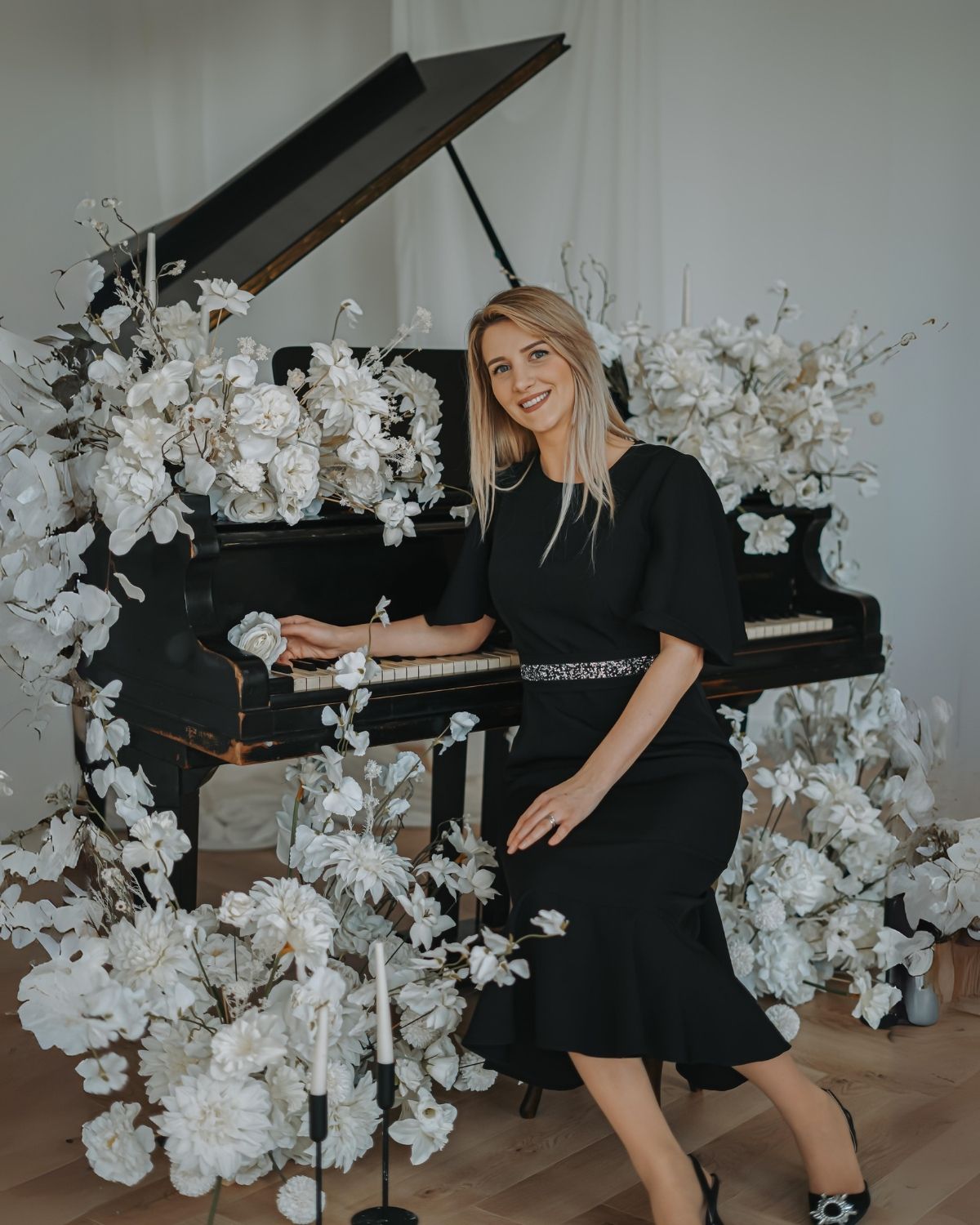 Rochie Karina din Barbie - Croi Clasic, Fustă Evazată cu un volan in clos & Mâneci Fluture - imagine 5