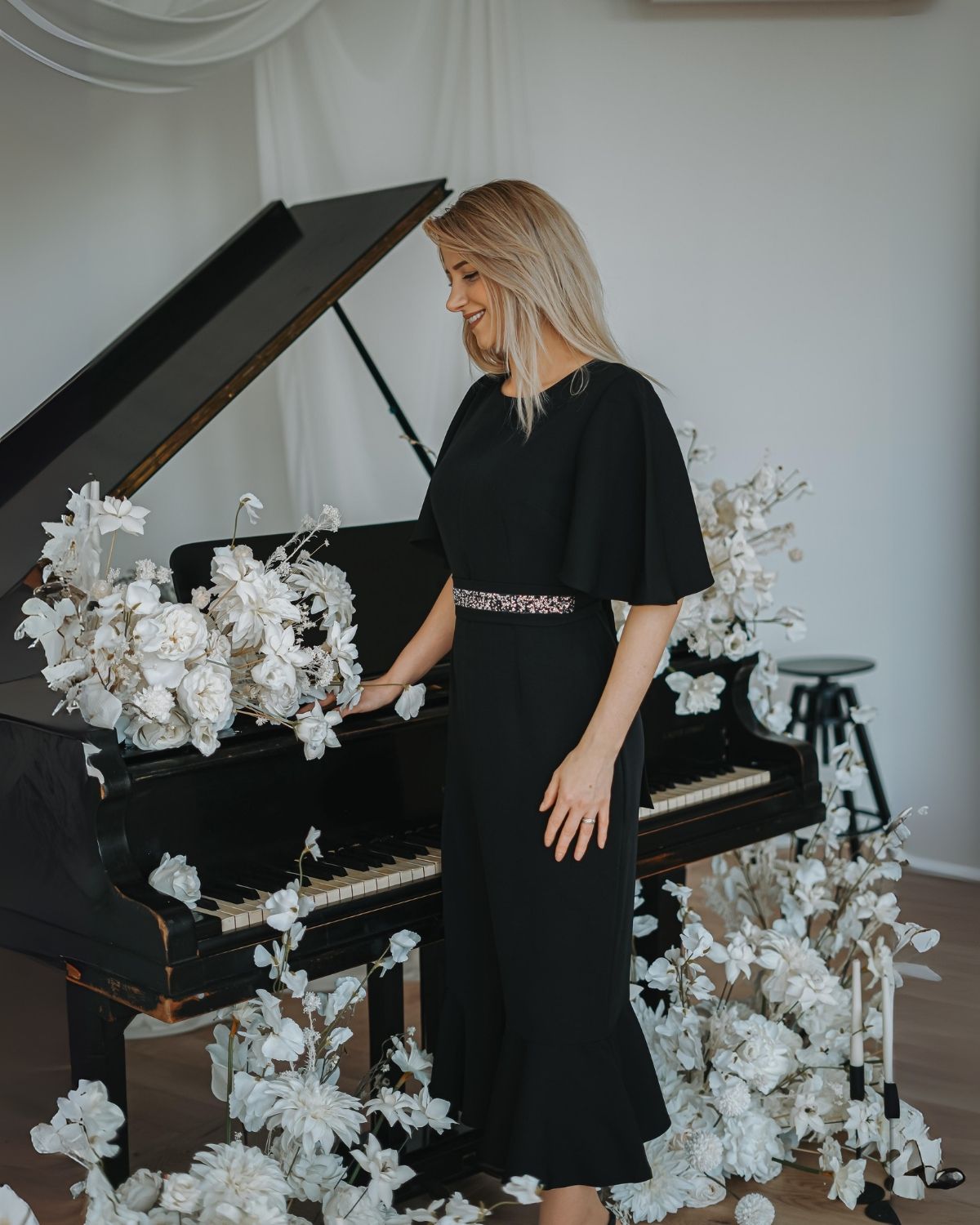 Rochie Karina din Barbie - Croi Clasic, Fustă Evazată cu un volan in clos & Mâneci Fluture - imagine 3