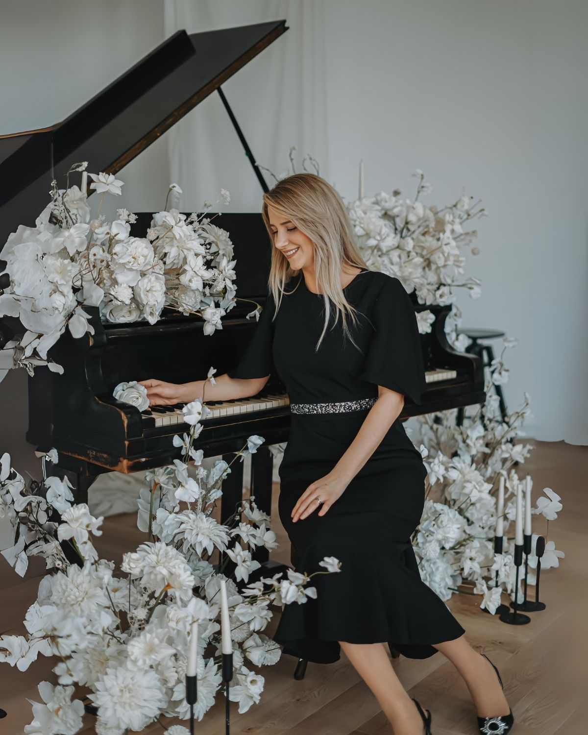 Rochie Karina din Barbie - Croi Clasic, Fustă Evazată cu un volan in clos & Mâneci Fluture - imagine 10